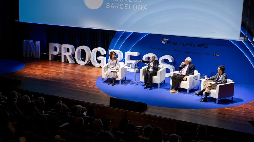 Uma mesa redonda da primeira edição do foro World in Progress, em Barcelona, em outubro de 2024. (Foto: Albert Garcia)