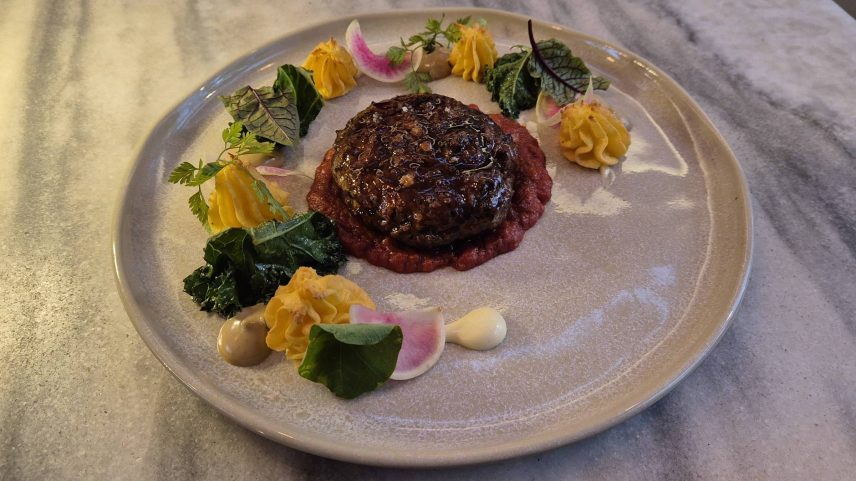 Polpetoni de cordeiro, prato do restaurante Petí, em São Paulo (Foto: Priscila Pastre/Folhapress)