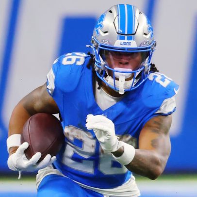 Jahmyr Gibbs revela que está jogando mais como wide receiver nesta temporada