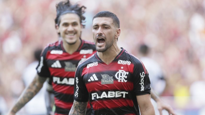 Pedro e Arrascaeta (Foto: Marcelo Theobald / Agência O Globo)