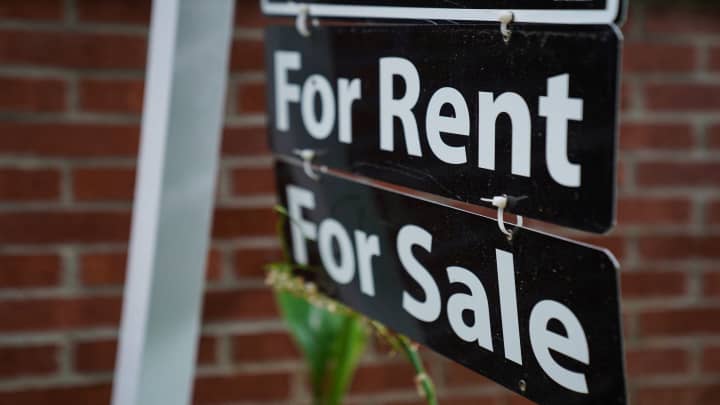 Placa de "Para Alugar, Para Vender" é vista do lado de fora de uma casa em Washington, EUA, em 7 de julho de 2022. (Foto: Sarah Silbiger | Reuters)