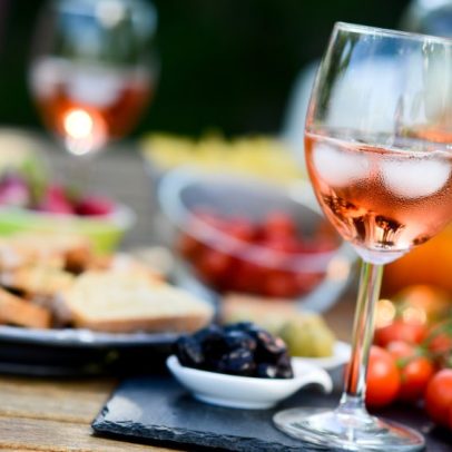 Gelo no vinho: uma tendência refrescante para os dias quentes de verão