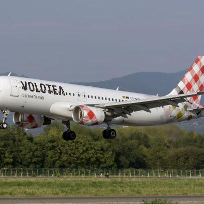 Homem morre ao ser sugado por motor de avião em Bérgamo, na Itália