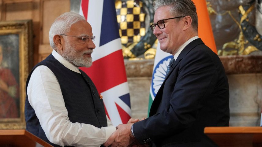 Primeiro-ministro da Índia, Narendra Modi, e primeiro-ministro do Reino Unido, Keir Starmer, durante encontro em Chequers, no Reino Unido (Foto: Kin Cheung/Pool via REUTERS)