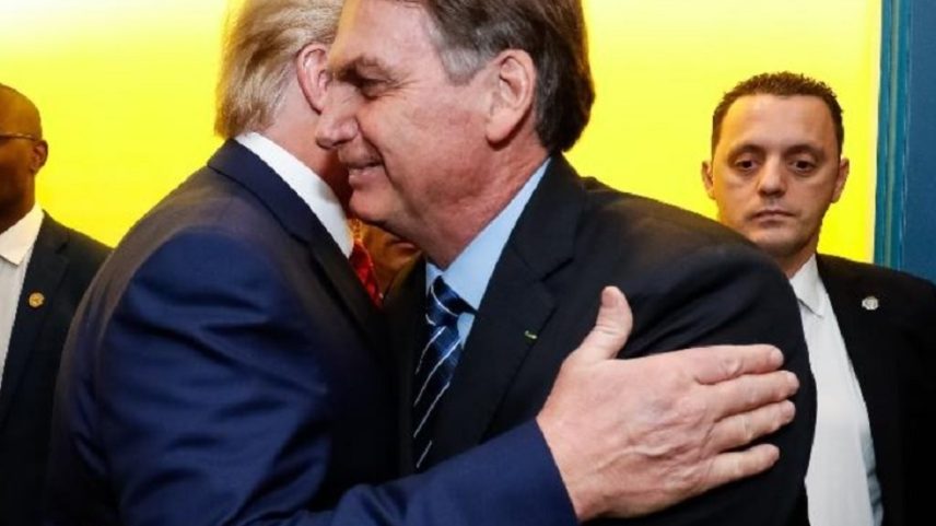 Donald Trump e Jair Bolsonaro se abraçam em encontro em 2020 (Foto: Alan Santos/PR)