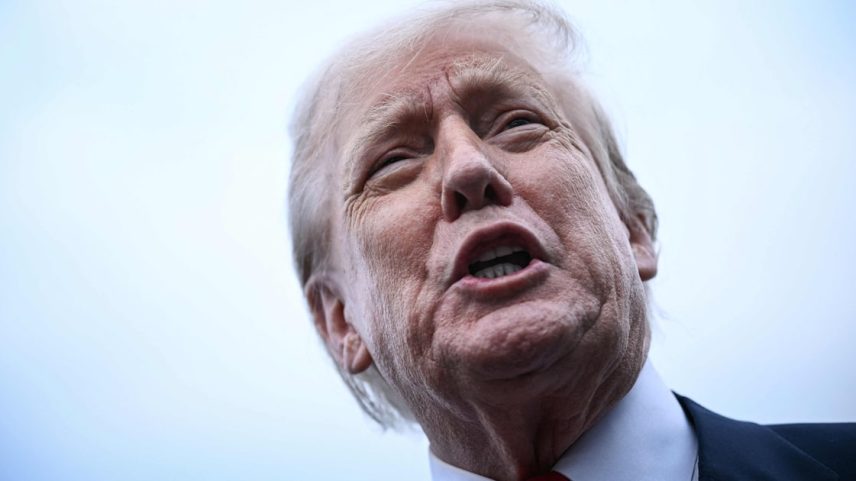 O presidente dos EUA, Donald Trump, dá coletiva a repórteres na Casa Branca, no fim de julho: táticas para pressionar veículos de comunicação (Foto: Brendan Smialowski/AFP)