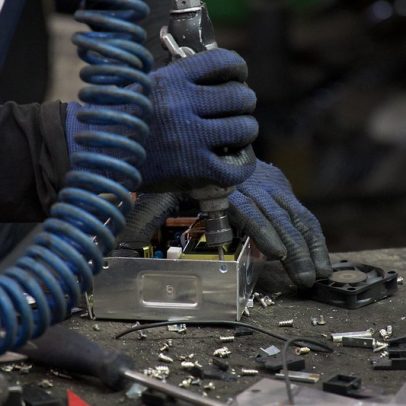 Setores industriais sofrem com juros altos e registram queda na produção