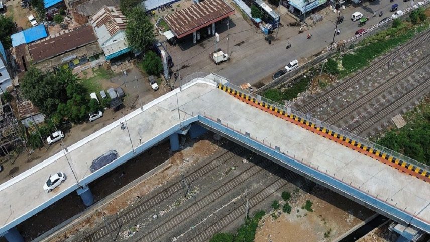 Ponte na Índia tem curva de quase 90º (Foto: Reprodução/X)
