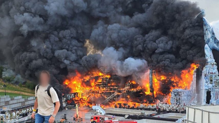 Após o incêndio no Mainstage do Tomorrowland 2025, o festival abrirá conforme programado, anunciaram os organizadores. Eles têm dois planos em andamento. (Foto: Reprodução)