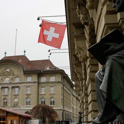 Hedge funds apostam contra o franco suíço com recuperação do carry trade