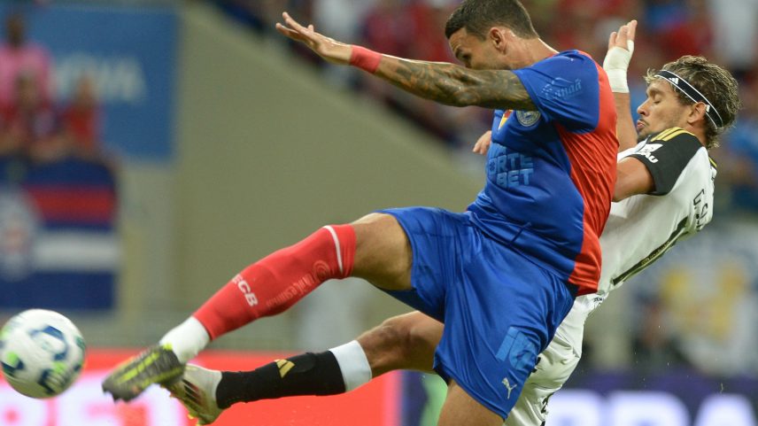 Willian José e Scarpa brigam pela bola em Bahia x Atlético Mineiro, duelo do Brasileirão (Foto: Jhony Pinho/AGIF)