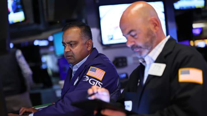 Traders trabalham no pregão da Bolsa de Valores de Nova York em 8 de julho de 2025, na cidade de Nova York. (Foto: Michael M. Santiago | Getty Images)