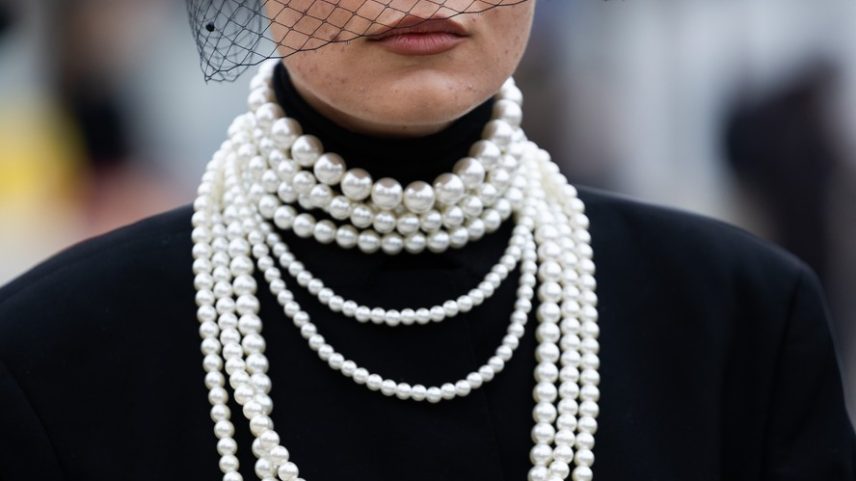 Colar de pérolas no street style (Foto: Getty Images)