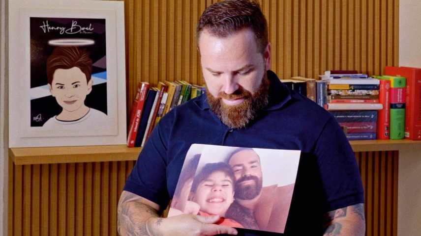 LUTO ETERNO - Leniel Borel segura foto com o filho no doc de VEJA: a luta para ressignificar uma perda irreparável (Foto: VEJA)
