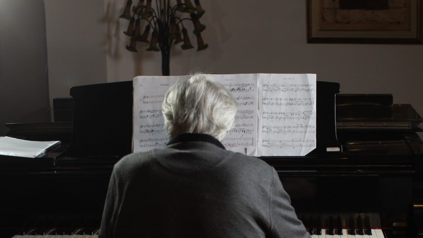 Maestro João Carlos Martins ao piano em sua casa em São Paulo (Foto: Edilson Dantas)