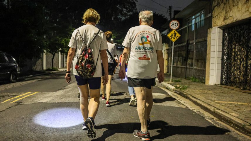 Grupo faz caminhada noturna na Mooca, na zona leste de São Paulo (Foto: Rafaela Araújo - 17.fev.25/Folhapress)