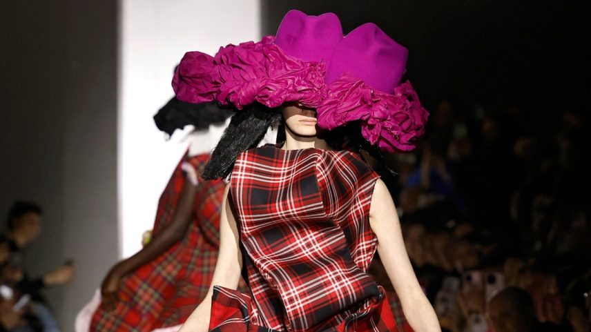 Desfile da coleção outono-inverno 2026 da grife, em Paris (Foto: Getty Images)