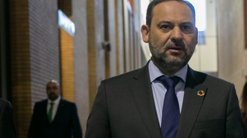 Ex-ministro dos Transportes José Luis Ábalos (em primeiro plano) e Koldo García, em 26 de fevereiro de 2019. (Foto: María José López / Europa Press)