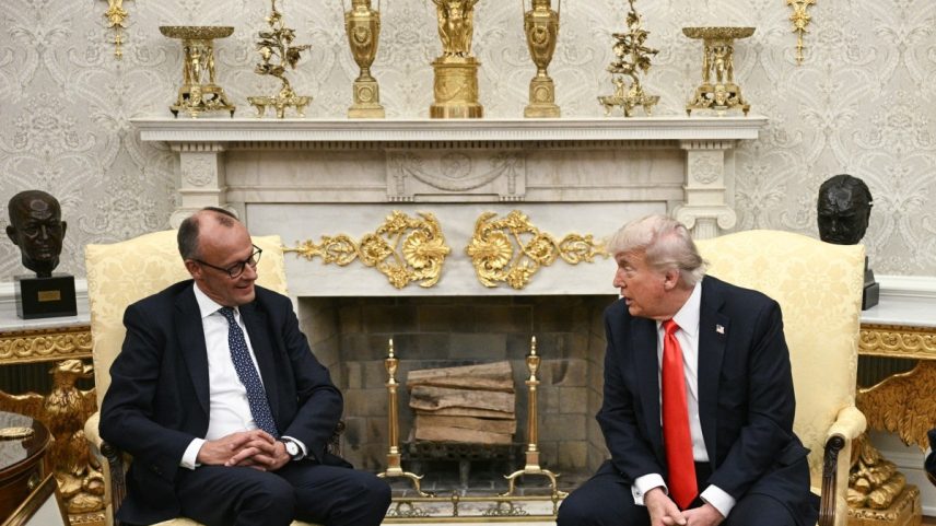 O chanceler alemão, Friedrich Merz (esq), e o presidente americano, Donald Trump, no Salão Oval (Foto: AFP)