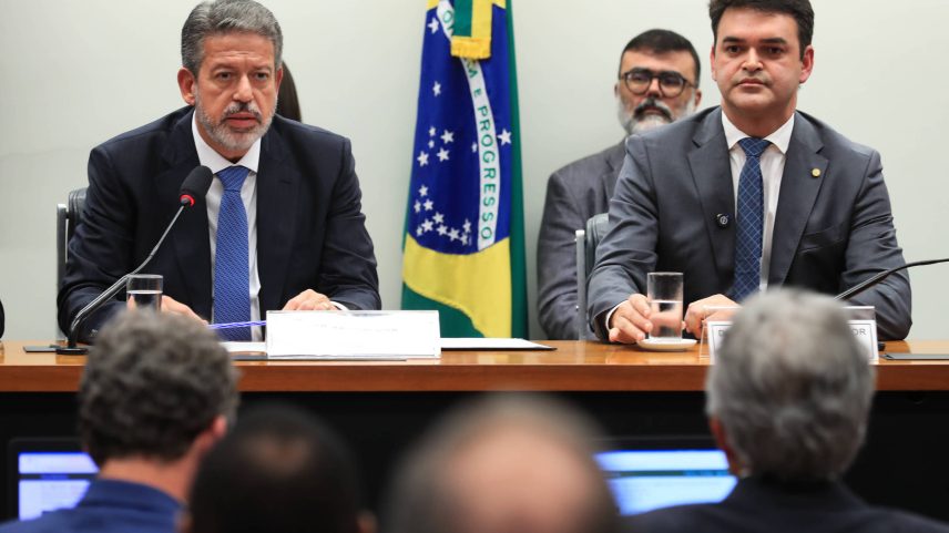 Deputado federal Arthur Lira (PP-AP), relator do projeto de lei do Imposto de Renda, e o presidente da comissão especial, Rubens Pereira Jr (PT-MA) (Foto: Lula Marques/Agência Brasil)