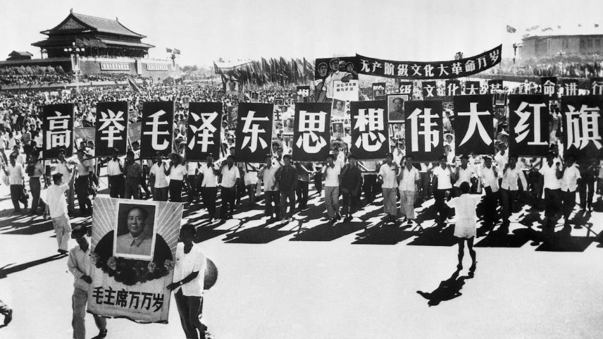 Estudantes e professores marcham em Pequim a favor de Mao Zedong. (Foto: Bettmann Archive)