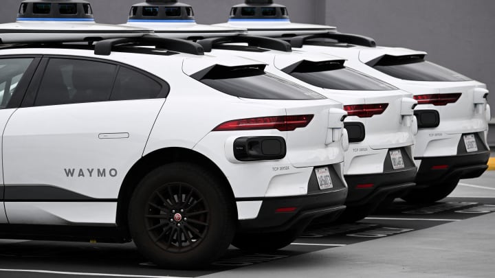 Um veículo elétrico autônomo Jaguar da Waymo está estacionado em uma estação de carregamento da EVgo em Los Angeles, Califórnia, em 15 de maio de 2024. (Foto: Patrick T. Fallon | AFP | Getty Images)