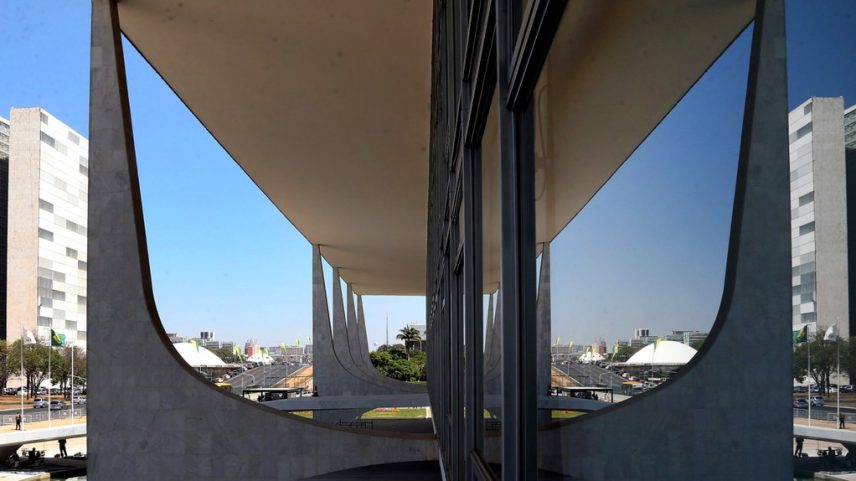 Palácio do Planalto com o Congresso ao fundo: negociação (Foto: Givaldo Barbosa/Ag. O Globo)
