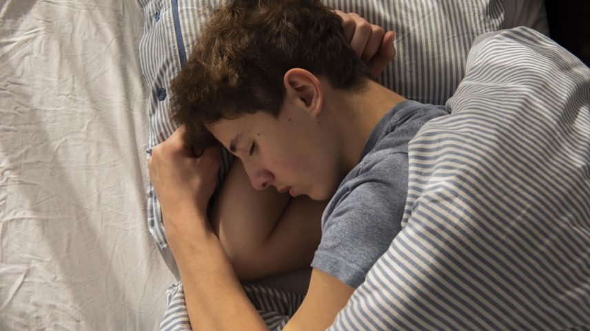 Adultos devem dormir, no máximo, de seis a oito horas. (Foto: FreePik)