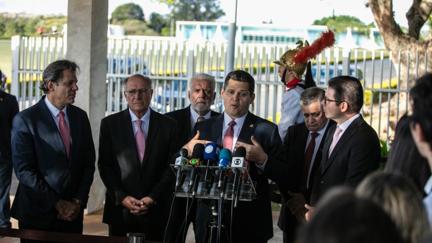 Fernando Haddad, Geraldo Alckmin, Jaques Wagner, Davi Alcolumbre, José Guimarães e Hugo Motta falam após reunião sobre IOF (Foto: Brenno Carvalho / Agência O Globo)