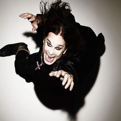 Ozzy Osbourne influencia moda e cultura do heavy metal com seu estilo icônico