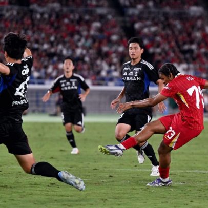Liverpool supera Yokohama com vitória, mas problemas defensivos persistem