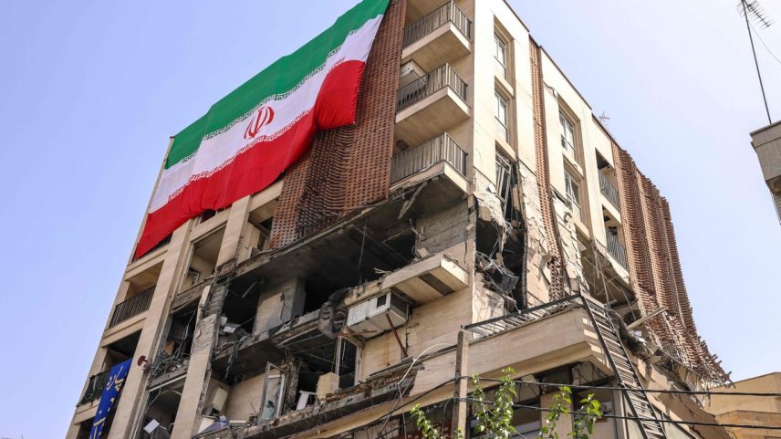 Bandeira do Irã cobre parcialmente prédio atingido por míssil israelense em Teerã (Foto: ATTA KENARE / AFP)