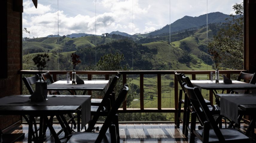 Ambiente do restaurante Trincheira, localizado dentro da Pousada do Quilombo, na cidade de São Bento do Sapucai, Serra da Mantiqueira (Foto: Adriano Vizoni/Adriano Vizoni/Folhapress)