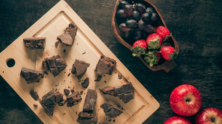 Flavonóis estão presentes em alimentos como cacau, uvas, maçãs e algumas frutas vermelhas (Foto: Marcelo Veras/Adobe Stock)