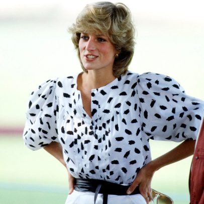 Blusas dos anos 80 voltam com tudo e prometem dominar o escritório em 2025