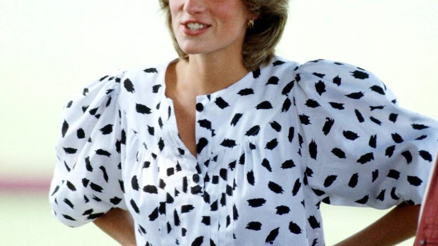 7 blusas dos anos 80 que estão voltando como tendência para o escritório em 2025 (Foto: Getty Images)