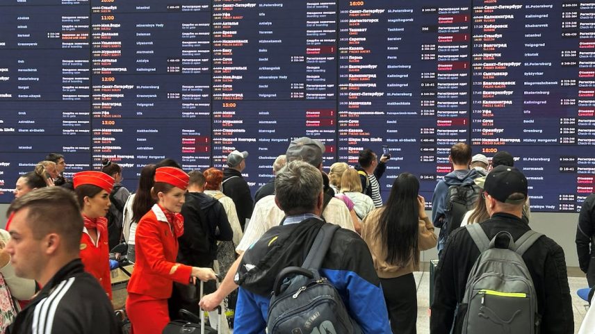 Passageiros diante de painéis informativos sobre voos no aeroporto Sheremetyevo de Moscou, em 21 de julho. (Foto: REUTERS)