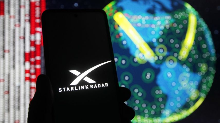 Uma ilustração fotográfica de um aplicativo de radar Starlink exibido em um smartphone. (Foto: Pavlo Gonchar/SOPA Images/Getty Images)