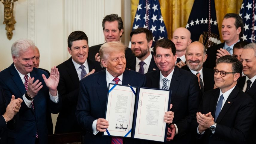 Trump sanciona lei sobre stablecoins e dá vitória à indústria cripto (Foto: Bloomberg)