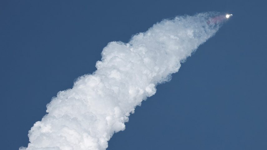 Espaçonave Starship da SpaceX é lançada em seu oitavo teste na plataforma de lançamento da empresa em Boca Chica, em Brownsville, Texas (Foto: REUTERS/Joe Skipper)