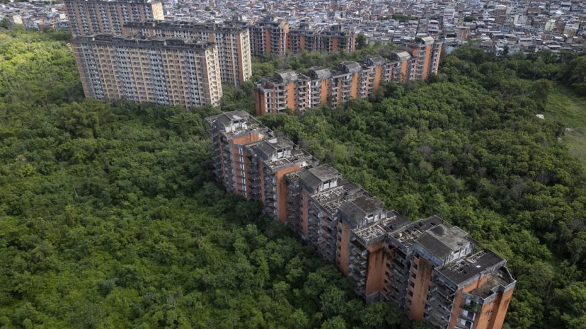 Conjunto Residencial Delfin Imobiliária, em Jacarepaguá: 15 prédios chegaram a ser construídos e estão abandonados (Foto: Márcia Foletto)