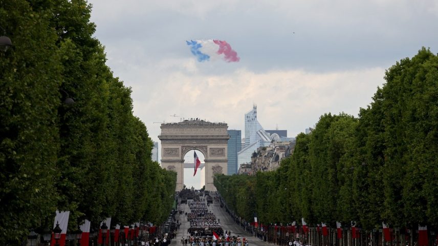 Parada militar no 14 de julho, na Avenida Champs Elysées, em Paris (Foto: Ludovic MARIN / AFP)