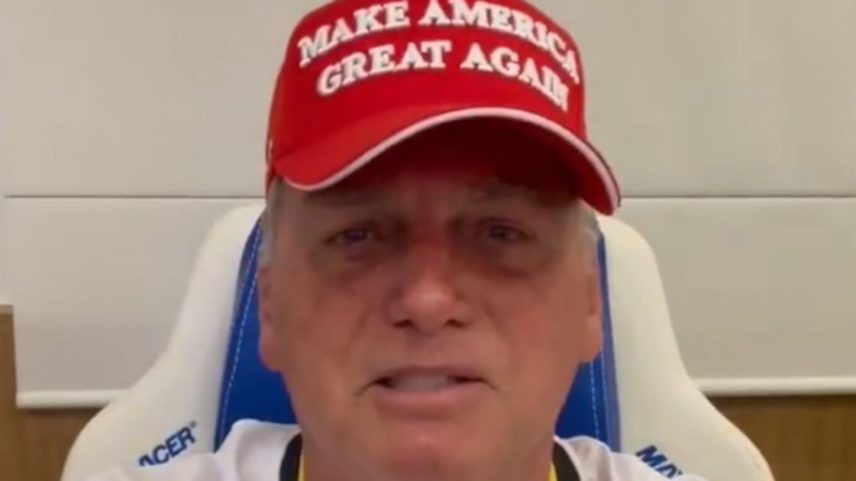 O ex-presidente Jair Bolsonaro (PL) gravando um vídeo em apoio ao ex-presidente e candidato republicano à Presidência dos EUA, Donald Trump (Foto: @EricSpracklen via X)