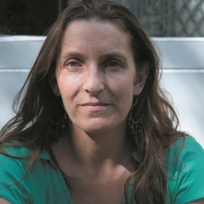 Autora discute trauma e literatura após abuso sexual sofrido na infância