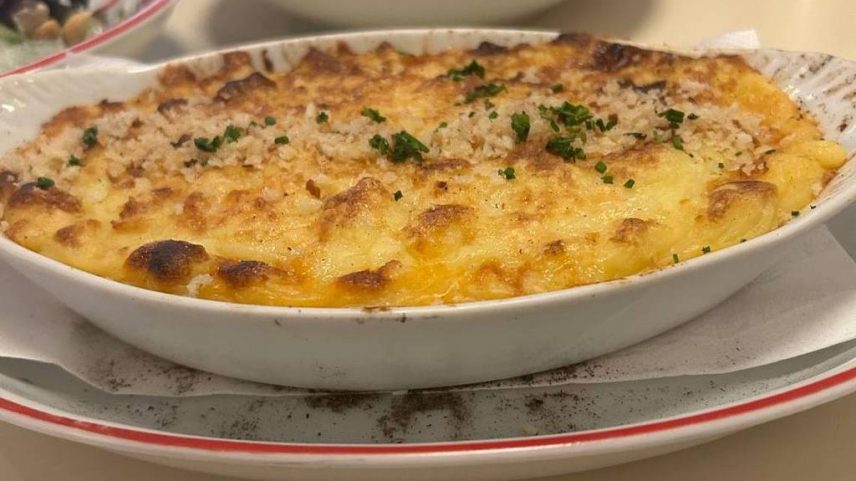 Torta de frango, uma espécie de escondidinho de batata com a ave, gratinada a lenha (R$ 56) (Foto: Cleo Guimarães/Folhapress)