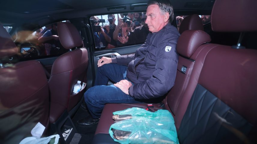Bolsonaro sai da sede da Secretaria de Administração Penitenciária, em Brasília, após a colocação da tobillera eletrônica. (Foto: Luis Nova - AP)