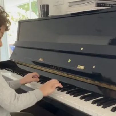 Criança de 5 anos faz história ao tocar piano em concerto renomado de Nova York