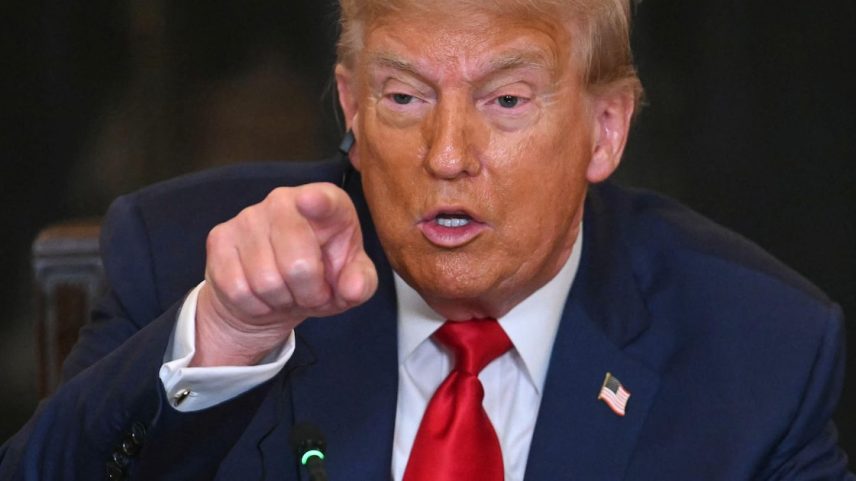 Impacto inicial das tarifas de Trump deve ser 'desinflacionário', caso o dólar continue operando sem uma disparada mais forte (Foto: Jim Watson/AFP)