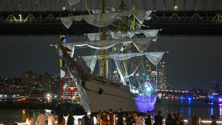 Navio mexicano colide com ponte do Brooklyn e deixa mortos e feridos (Foto: AFP)
