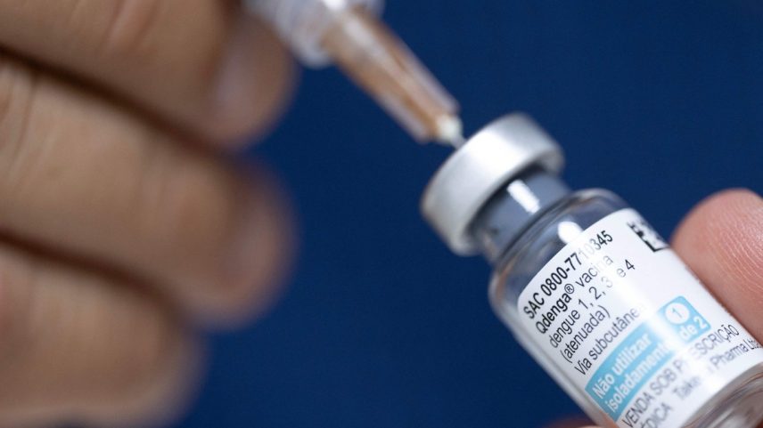 Vacina Qdenga, usada na campanha de vacinação contra a dengue no Brasil (Foto: AFP)